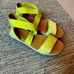 Adorable yellow Sorel sandals! Size 8. Comfortable and stylish.
